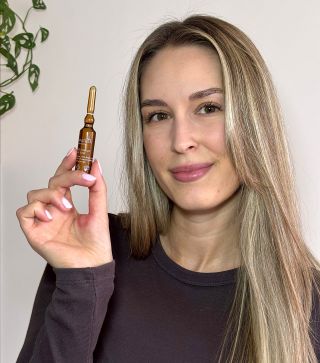 Čo dodá energiu Tebe? Každá to máme inak. Ale viem, čo dodá energiu Tvojim vlasom. Jedna ampulka denne počas dvoch týždňov...