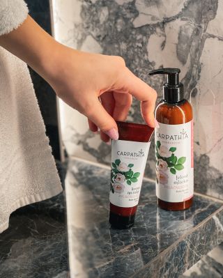 🍂 Jeseň je krásna, ale pre naše ruky aj poriadne náročná! Chlad, vietor a časté umývanie rúk ich vysušujú, a preto si...