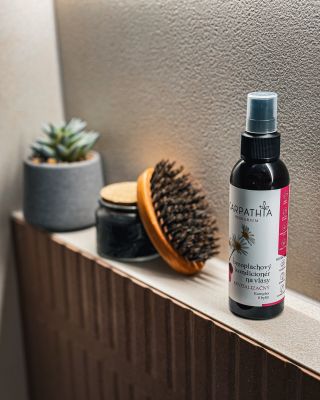 🧴 Chyba tvojim vlasom hydratácia? ✨ Náš bylinkový bezoplachový kondicionér pomáha: 🔹 doplniť výživu po umytí, 🔹 zjemniť...