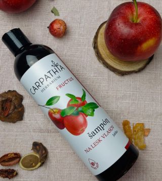 🍎 Objav nový hair crush! Tento jablkový šampón od Carpathia Herbarium je presne ten typ veci, čo si kúpiš “len tak” a...